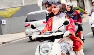 PerempuanMudaBerkendara_01