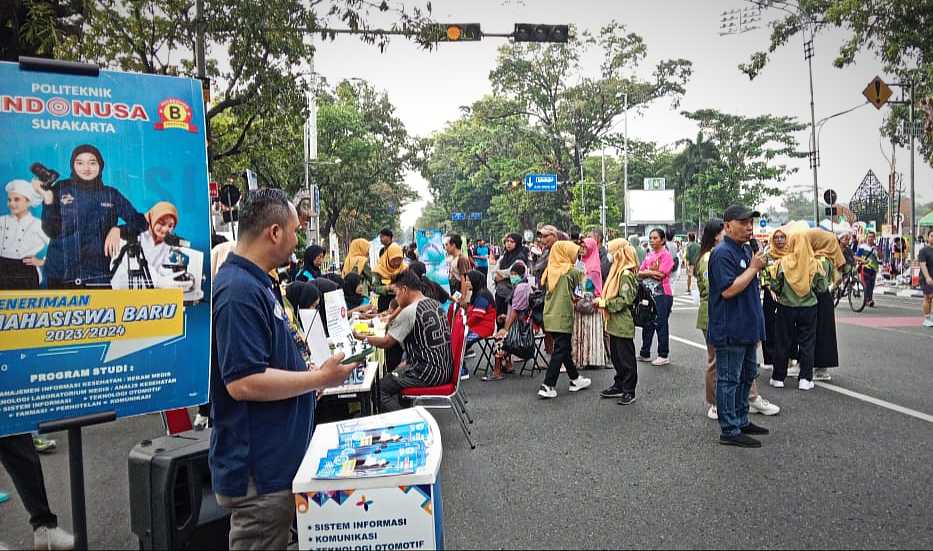 Aksi Sehat Mahasiswa Indonusa Gelar Cek Kesehatan Gratis dan Edukasi di CFD Slamet Riyadi Solo