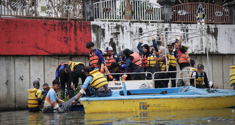 Wujud Nyata Peduli Lingkungan! UTP Surakarta dan Politeknik Idris Shah Malaysia Gelar Aksi Bersih Sungai