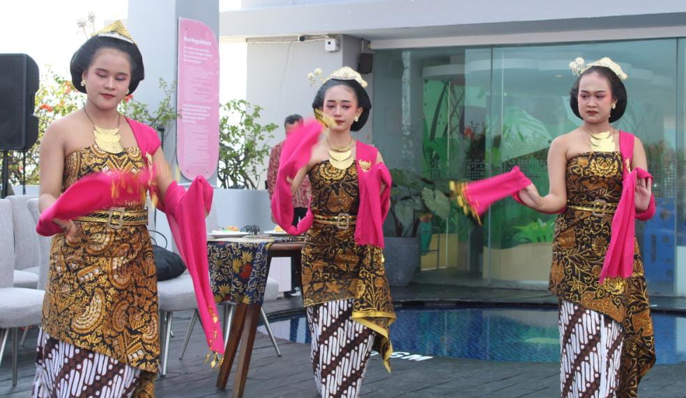 Hari Batik Nasional 2025, HARRIS Hotel Solo – Batik Gunawan Setiawan Bentangkan Kain Batik Terbesar di Indonesia 