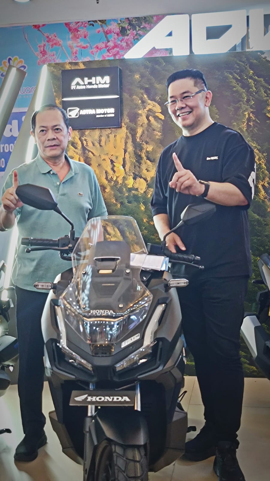 Ronaldo Wijaya (sebelah kanan) saat bersama mitra