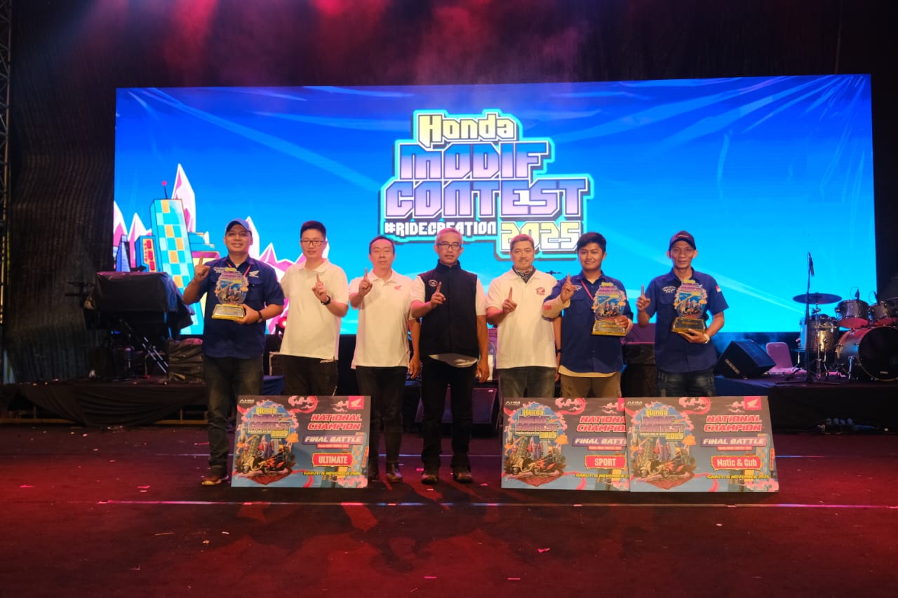 HMC_2025_02: Jajaran management PT Astra Honda Motor dan PT Daya Adicipta Motora selaku main dealer sepeda motor Honda wilayah Jawa Barat berfoto bersama dengan para pemenang Honda Modif Contest 2025. Foto bersama dilakukan setelah pemberian hadiah secara langsung kepada para pemenang di gelaran puncak Honda Bikers Day 2025 (15/11).