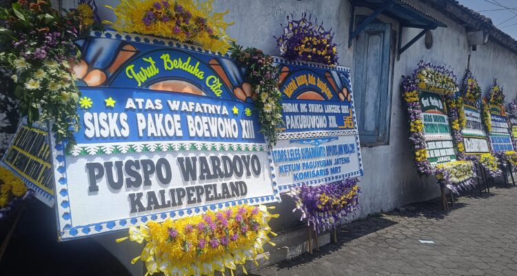 Dekat Dengan Keluarga Keraton Surakarta, Owner Kali Pepe Land Kirim Karangan Bunga Duka Cita Wafatnya Sinuhun PB XIII