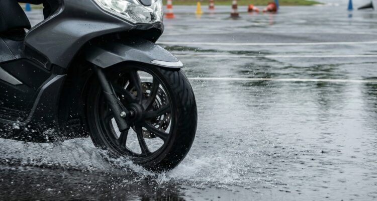 Inilah Teknik Pengereman Motor Matic yang Aman di Jalan Licin
