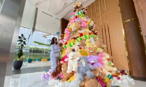Dukung UMKM Lokal HARRIS Hotel Solo Rayakan Natal Cara Beda Dengan Pohon Natal Boneka Yang Bisa Dibeli! Dukung UMKM Lokal HARRIS Hotel Solo Rayakan Natal Cara Beda Dengan Pohon Natal Boneka Yang Bisa Dibeli!