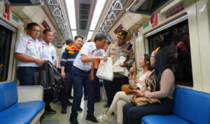 Dirut KAI Tinjau Kesiapan Operasional LRT Jabodebek pada Malam Pergantian Tahun Dirut KAI Tinjau Kesiapan Operasional LRT Jabodebek pada Malam Pergantian Tahun
