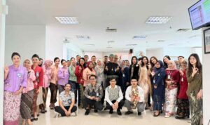 Peringati Hari Kartini, Pekerja Pria dan Wanita BRI Branch Office Segitiga Senen Kompak Kenakan Pakaian Nasional