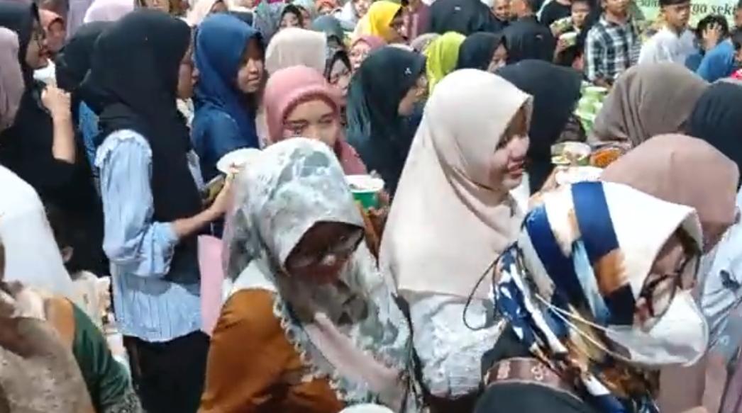 Owner Wong Solo Group Puspo Wardoyo Ajak Ribuan Warga Makan Bersama di Hari Raya Idul Adha 1447 H