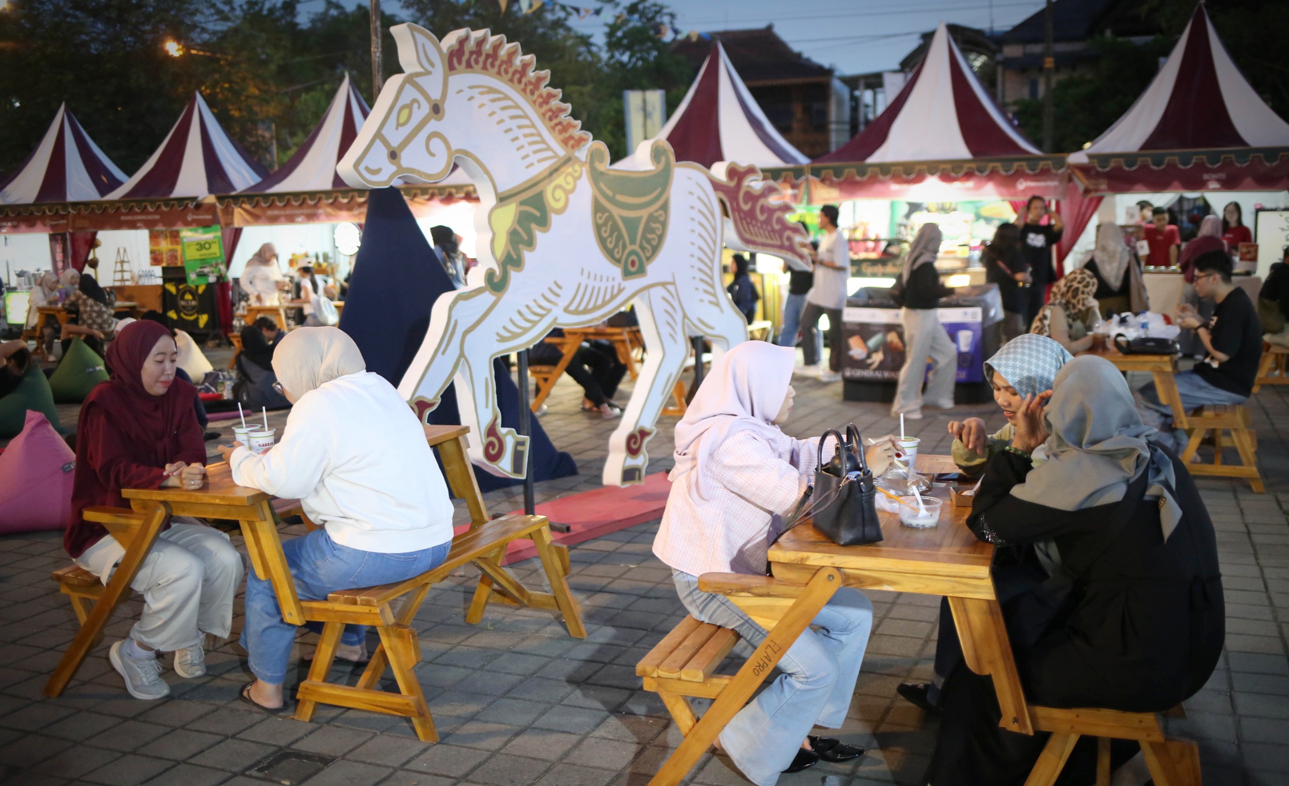 Akulturasi Kuliner Tradisional dan Modern!  100-an Tenant Kuliner Ramaikan Mangkunegaran MakaN MakaN 2026