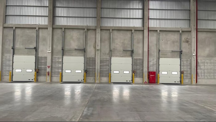 Jenis dan Kegunaan Industrial Door dan Dock Leveler dalam Industri