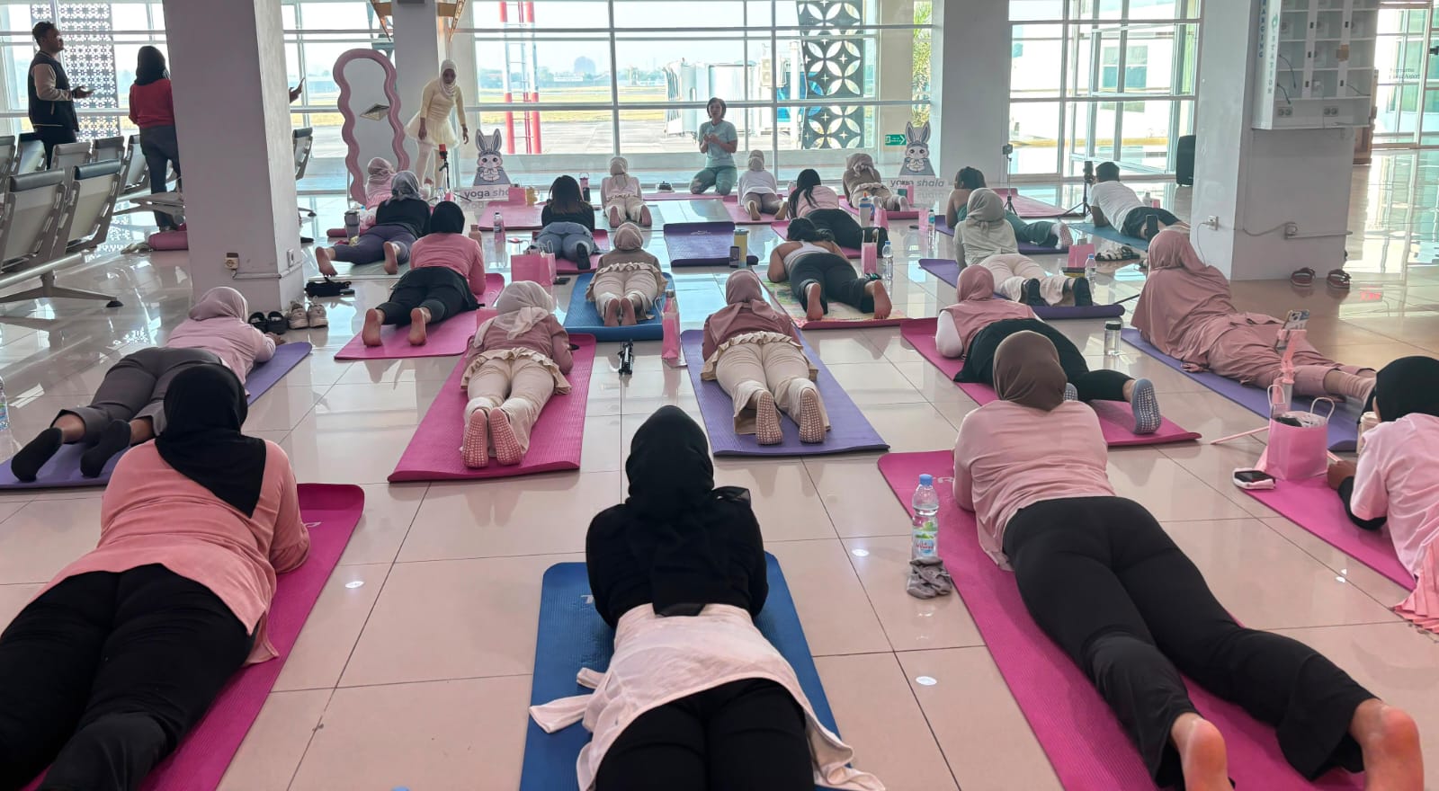 ‘Yin Yoga with Airport Views’ Olahraga Inovatif dan Unik di Bandara Adi Soemarmo 