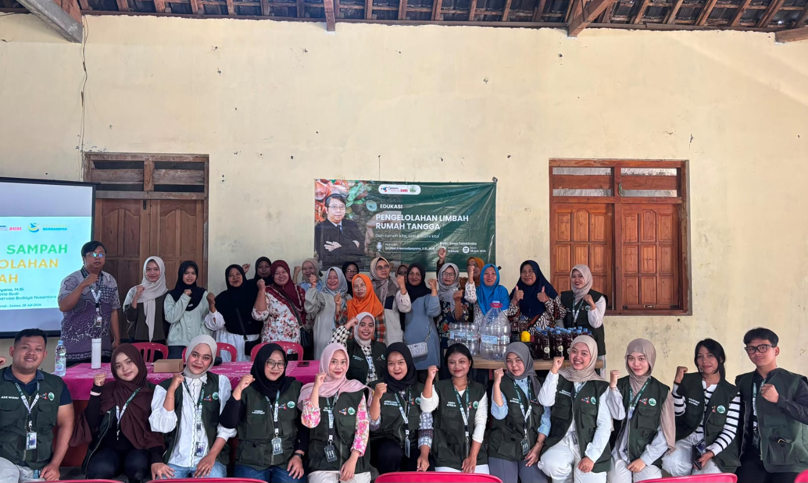 Gelar Workshop Pengelolaan Limbah Rumah Tangga Warga Dibekali Bioaktivator oleh Mahasiswa KKN USB Kelompok 9 Desa Talakbroto 