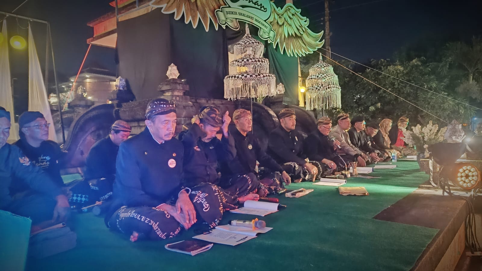 Harmoni Doa dan Sejarah: Njeng Sunan dan GM Petit Hotel Gelar “Umbul Donga” di Gedung Djoeang 45 Solo