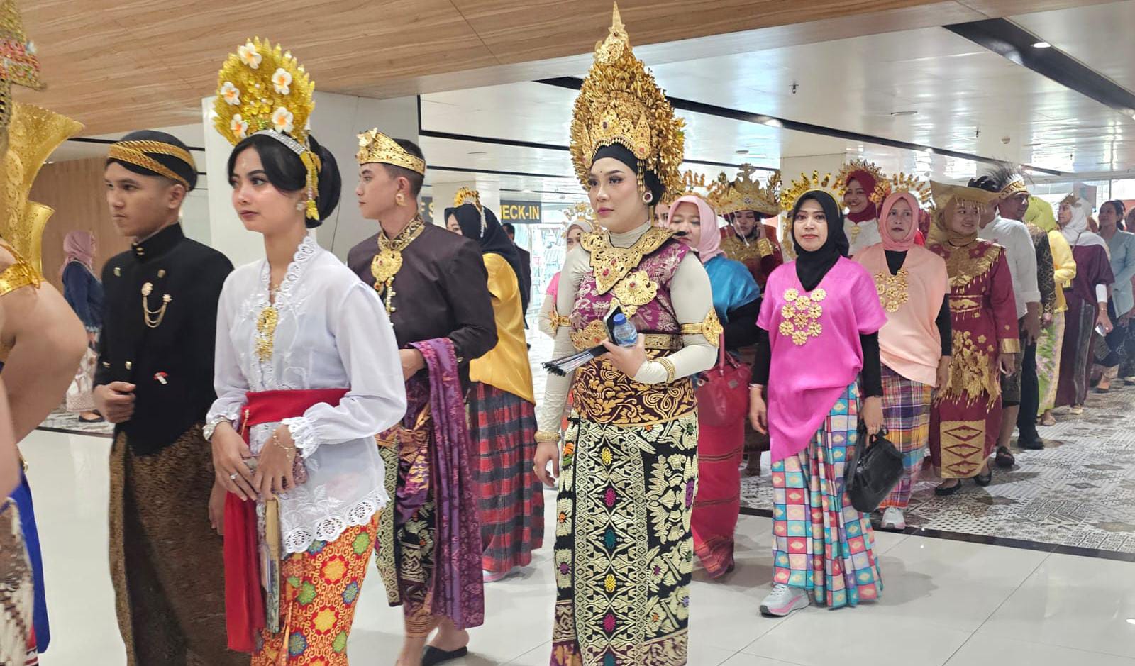 Parade Budaya Nusantara Meriahkan HUT Ke-81 RI di Bandara Adi Soemarmo 