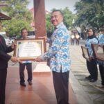 Unisri Beri Penghargaan kepada Dosen Berdedikasi 10-30 Tahun, Rektor Prof. Sutoyo Apresiasi Loyalitas Sivitas Akademika