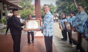 Unisri Beri Penghargaan kepada Dosen Berdedikasi 10-30 Tahun, Rektor Prof. Sutoyo Apresiasi Loyalitas Sivitas Akademika Unisri Beri Penghargaan kepada Dosen Berdedikasi 10-30 Tahun, Rektor Prof. Sutoyo Apresiasi Loyalitas Sivitas Akademika
