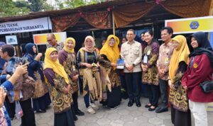 Momentum UMKM dan Tenant FEB Perkenalkan Produk Lokal, Saat Kunjungan Menteri Kebudayaan ke UTP Momentum UMKM dan Tenant FEB Perkenalkan Produk Lokal, Saat Kunjungan Menteri Kebudayaan ke UTP