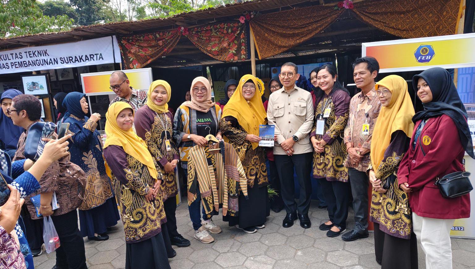 Momentum UMKM dan Tenant FEB Perkenalkan Produk Lokal, Saat Kunjungan Menteri Kebudayaan ke UTP