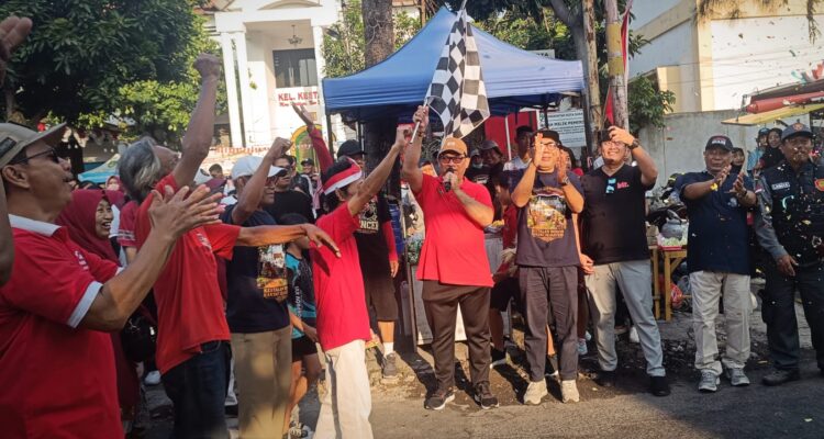 Wakil Ketua DPRD Solo Kibarkan Bendera Start Jalan Sehat HUT RI ke-81, Diikuti Ratusan Warga Kestalan