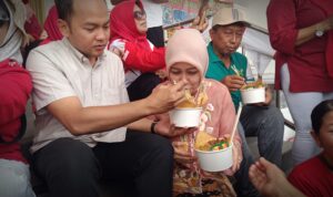 Wong Solo Group Support Sarapan 1.300 Porsi Mie Ayam Bersama Mas Wali Respati Ardi, Dukung Ekonomi Kerakyatan di Pasar Jongke! Wong Solo Group Support Sarapan 1.300 Porsi Mie Ayam Bersama Mas Wali Respati Ardi, Dukung Ekonomi Kerakyatan di Pasar Jongke!
