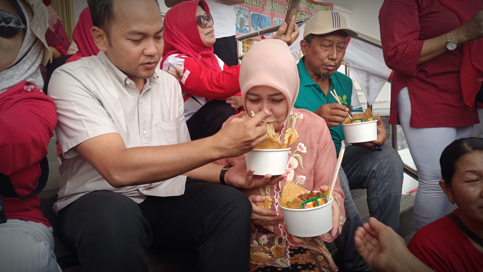 Wong Solo Group Support Sarapan 1.300 Porsi Mie Ayam Bersama Mas Wali Respati Ardi, Dukung Ekonomi Kerakyatan di Pasar Jongke! 