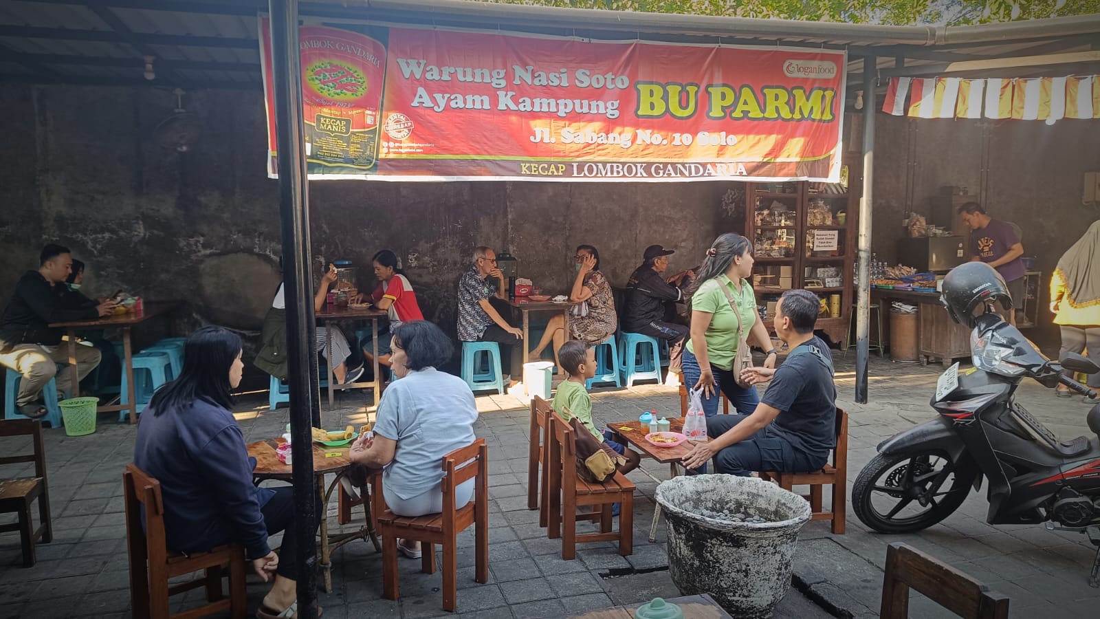 Soto Bu Parmi Pasar Legi Belum Buka Sudah Dikepung Warga, Ini Rahasia Keistimewaannya