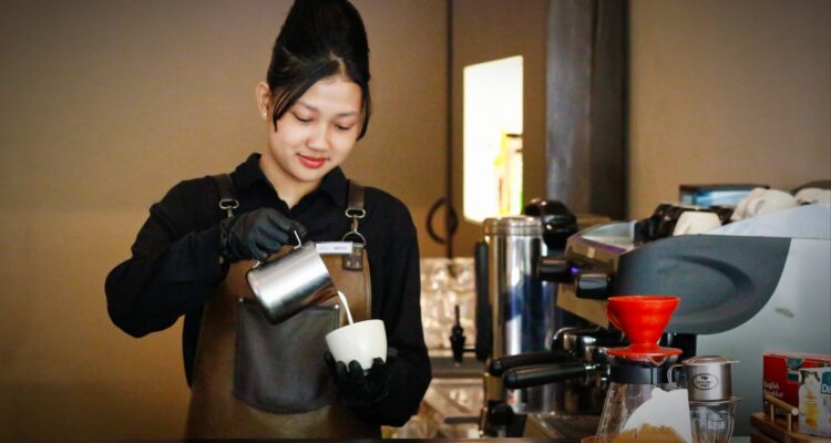 ‘Coffee Enthusiast’ Bisa Lebih Dekat Dunia Barista, Belajar Teknik Dasar Meracik Kopi, Hanya di Solo Paragon Hotel