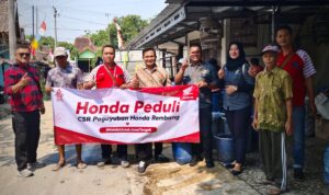 Warga Terdampak Kekeringan Menerima Bantuan Air Bersih Dari Paguyuban Dealer Motor Honda Pati, Blora, Rembang