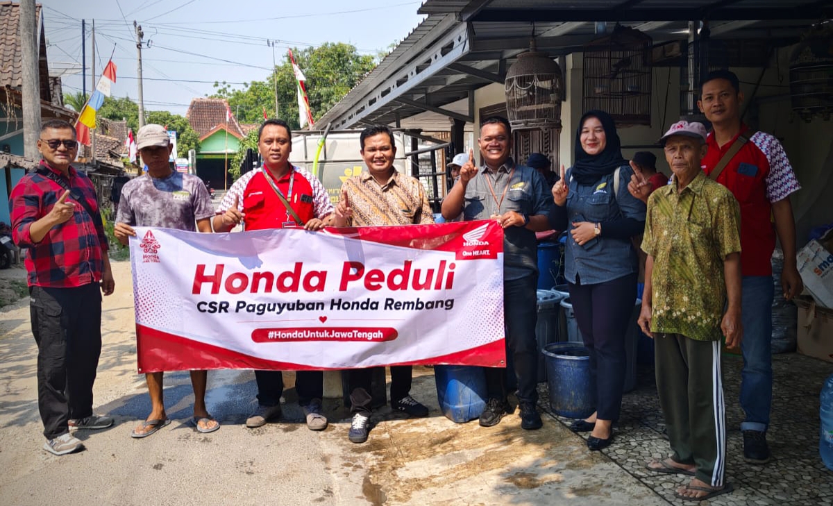 Warga Terdampak Kekeringan Menerima Bantuan Air Bersih Dari Paguyuban Dealer Motor Honda Pati, Blora, Rembang