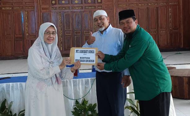 Peduli Masyarakat Terdampak Kekeringan, MT Sahabat Surga Donasi Bantuan Air Bersih