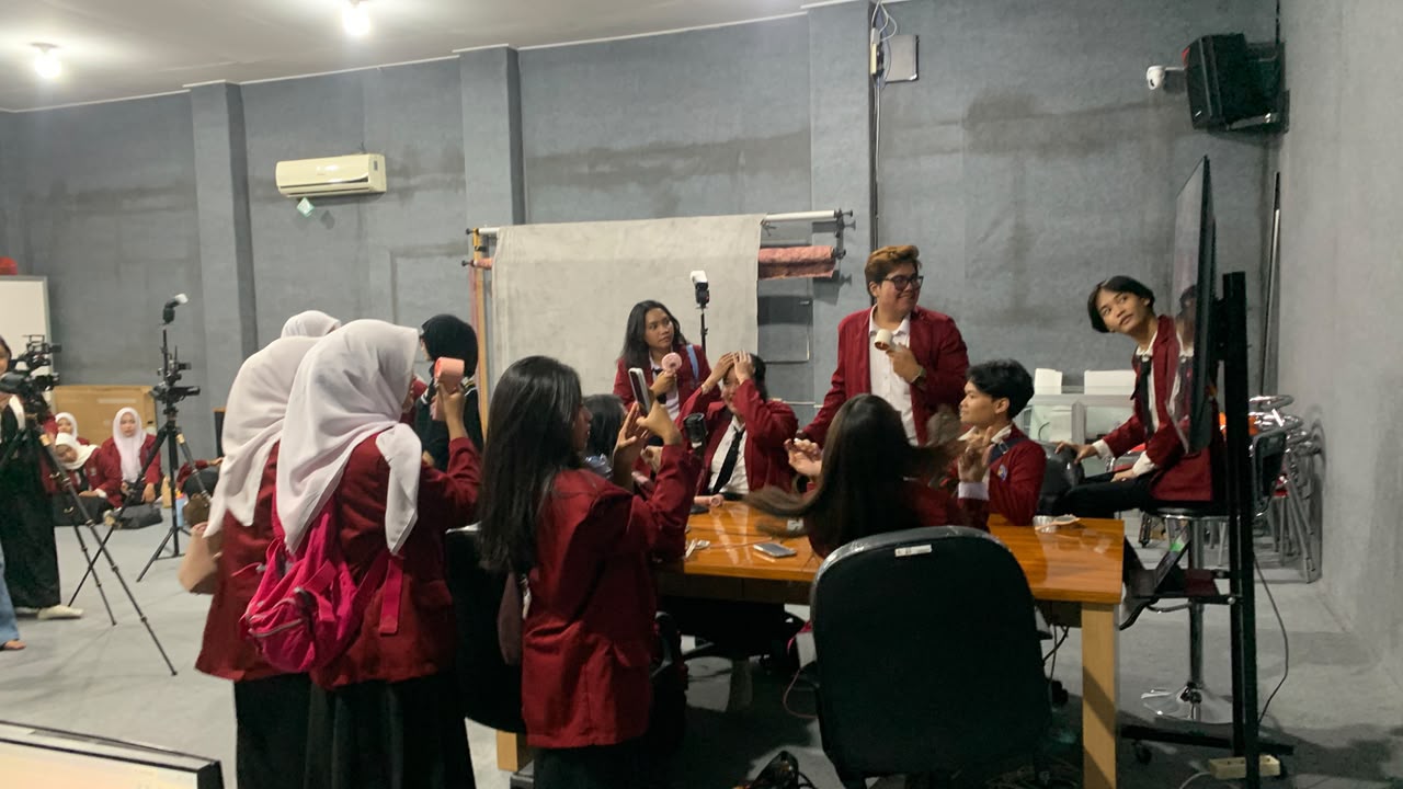 Mahasiswa Baru UNISRI 2026 Prodi Ilmu Komunikasi Berkesempatan Dikenalkan Laboratorium Penunjang Praktik