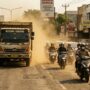 Ini Tips Berkendara Aman Saat Musim Kemarau dan Menghadapi Debu di Jalan