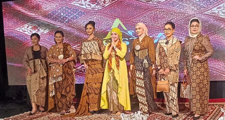 Kolaborasi Perpaduan Mahakarya Busana, Budaya, dan Musik Senthir Nusantara Jaya DPC Solo dan Miss Batik Indonesia di Taman Budaya Jawa Tengah