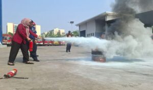 Komitmen Terapkan K3, PT Railink dan Sudin Damkar Jaktim Gelar Diklat Pemadam Kebakaran Komitmen Terapkan K3, PT Railink dan Sudin Damkar Jaktim Gelar Diklat Pemadam Kebakaran